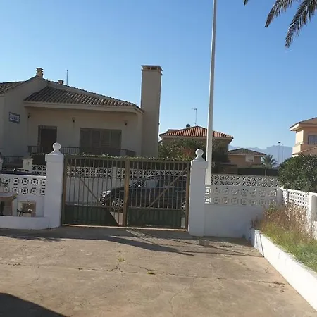 Chalet De 5 Y 3 Dividido En Planta Baja Y Primera Planta A Primera Linea De Playa
